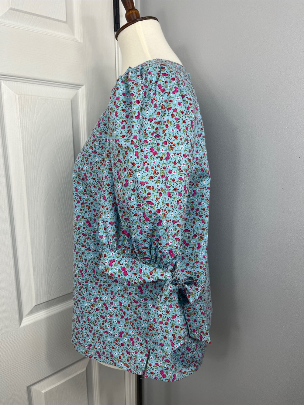 Tuckernuck Hyacinth House Fiona Ditsy Floral Elbow Sleeves Blouse - Picture 5 of 11